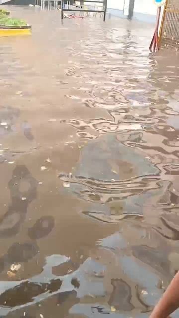 Около "Галереи Чижова" было тоже очень, очень мокро.
