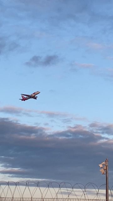 Взлет 🛫 самолёта Red Wings Airbus A 320-200