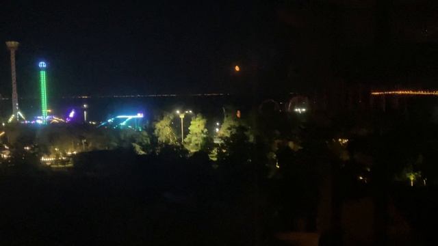 Красная луна над парком