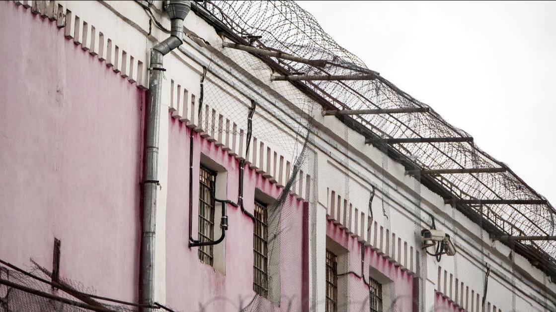 Суд заочно приговорил писателя Бориса Акунина* к 14 годам лишения свободы