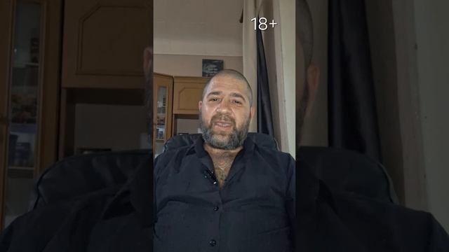 Влюбилась в молодого. Молодой человек проявляет интерес?!