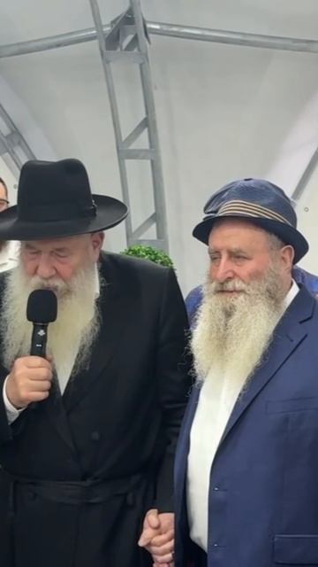 р. Ицхак Коган благословляет фарбренген в честь дня рождения Хаима Нисана Баера