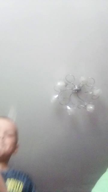 связали прозрачным скотчем