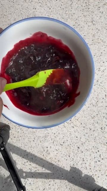 Фантастический шоколадный пирог с начинкой из смородины