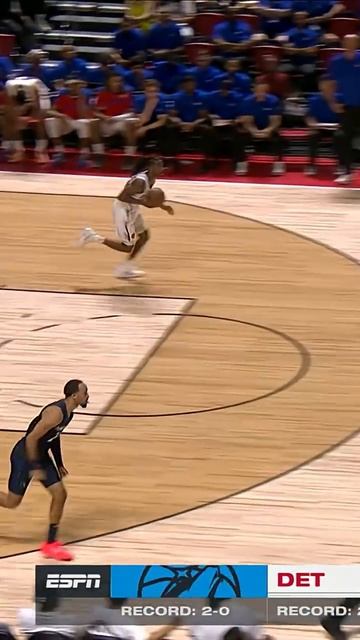 Rob Dillingham with the dime to Amari Bailey for the up and under