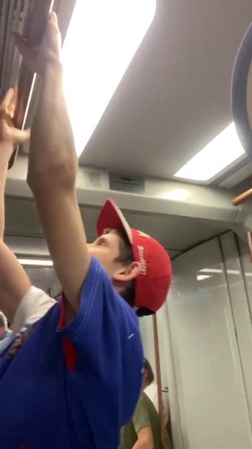 Подтягиваться можно даже в метро!#спортдлявсех