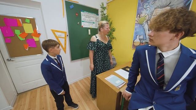 От первого лица: Школа 5 😨 1 СЕНТЯБРЯ 🥶 МЕНЯ БРОСИЛИ 😭 РАЗБОРКИ ДЕВОЧЕК на УРОКЕ 
1 СЕРИЯ!
