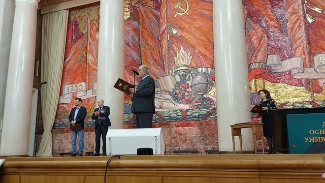 На сцене в Московском государственном университете.  (3)