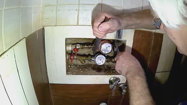 Удаляем счетчик воды для замены на новый.