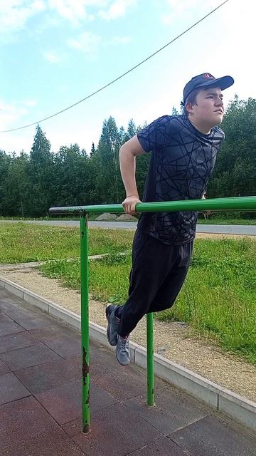 Отжимания на брусьях