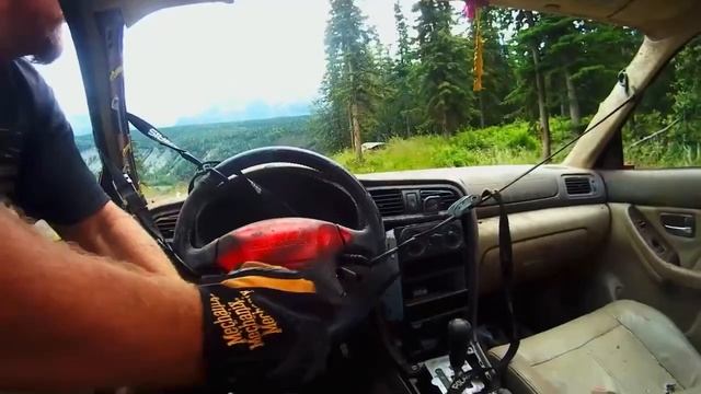 На Аляске прошёл фестиваль сбрасывания авто со скалы