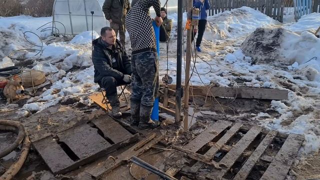 скважина на воду . Залезли в самую грязь .Пробурили на берегу реки.