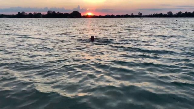 Она идет в воду