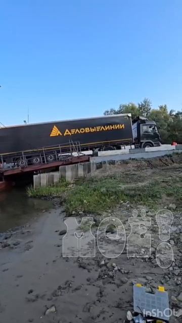 Десятки литров солярки из пробитого бака фуры вылились в Дон под Воронежем в реку Дон.