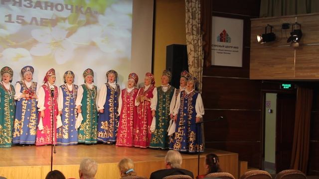 "В золоченой церкви нас с тобой венчали" Хор Рязаночка. 
Руководитель Ревера Надежда Дмитриевна