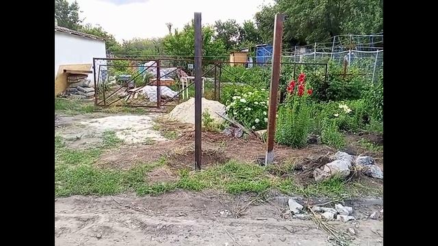 Пробурили лунки мотобуром под столбы и забетонировали столбы под забор . Ворота и калитку .