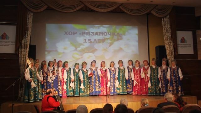 "Заболела Дунина головка" Хор Рязаночка. 
Руководитель Ревера Надежда Дмитриевна