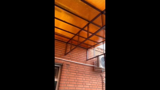 Навес из поликарбоната в Харцызске с закрытыми боками коричневого цвета.