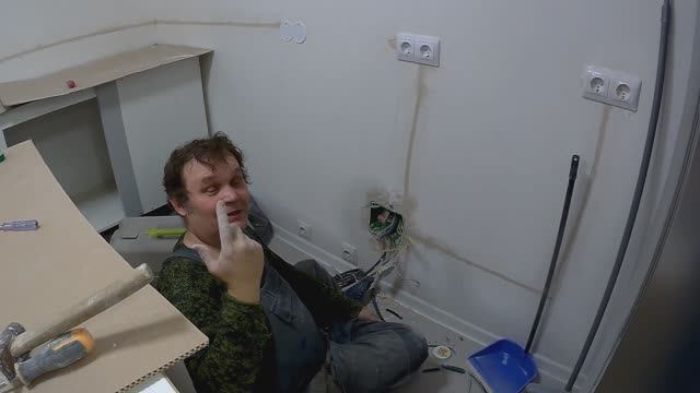Электромонтаж. Перенос розеток на кухне в новостройке. Нестандартная схема разводки от застройщика.