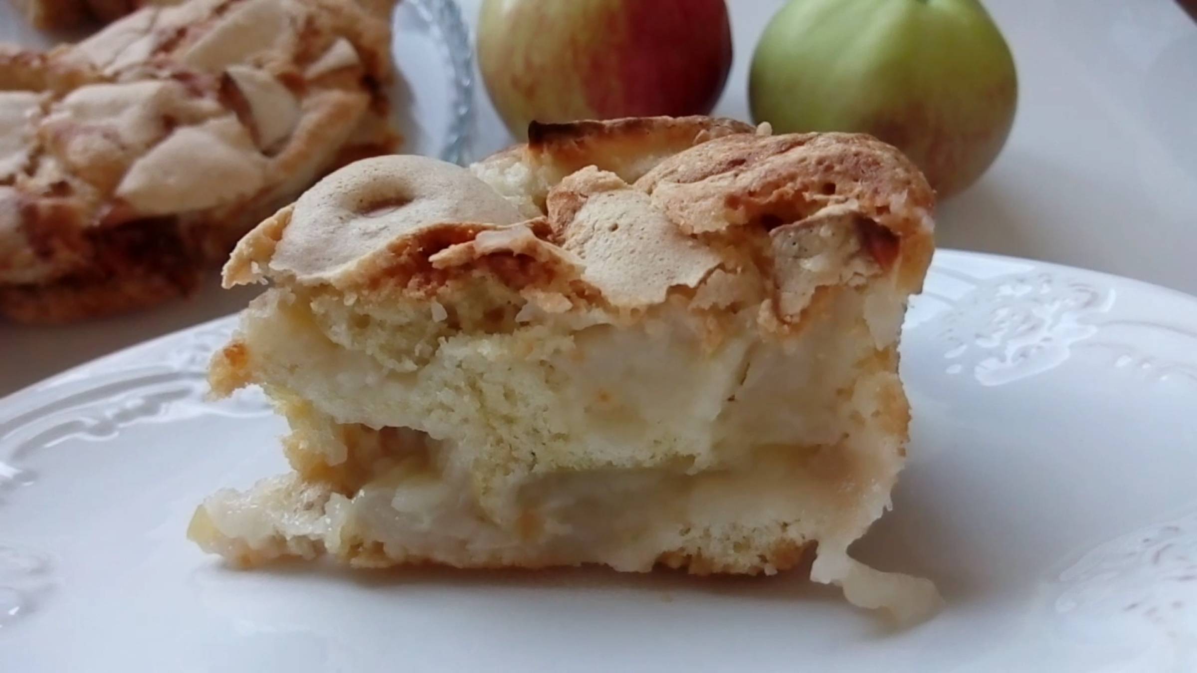 Рецепт яблочной шарлотки с сахарной корочкой «Как у мамы»