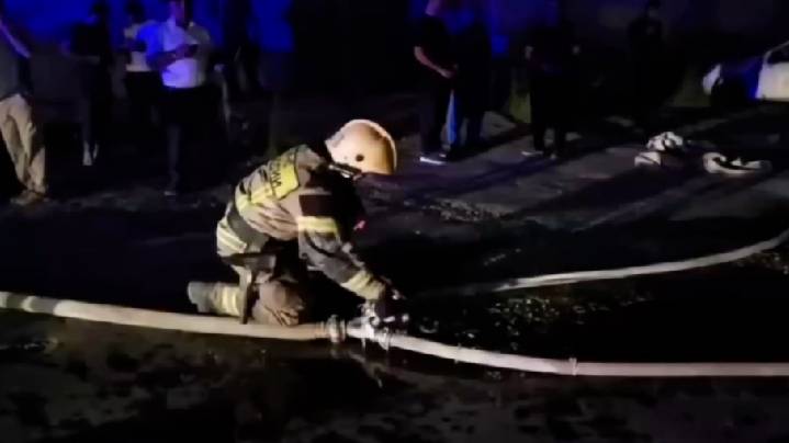 Спасатели ликвидировали открытое горение на складе в Махачкале