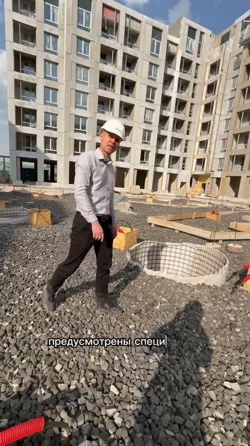 Деревья на крыше паркинга