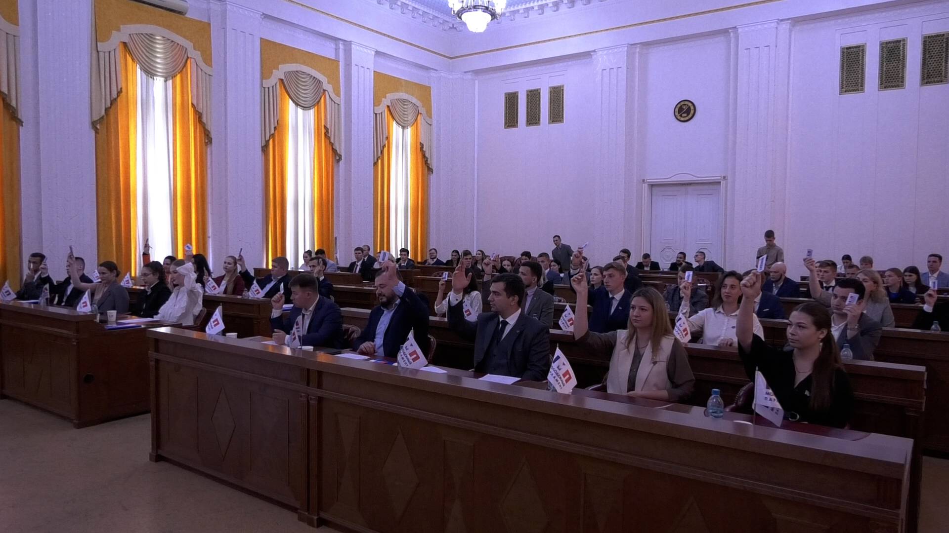 Состоялось первое пленарное заседание четвертого созыва Молодежного Парламента ДНР