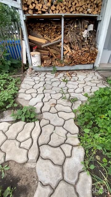 Тропинка из формы. Прорастает трава