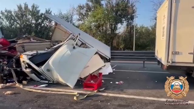 Один человек погиб в результате столкновения 4 грузовиков в Аксайском районе.
