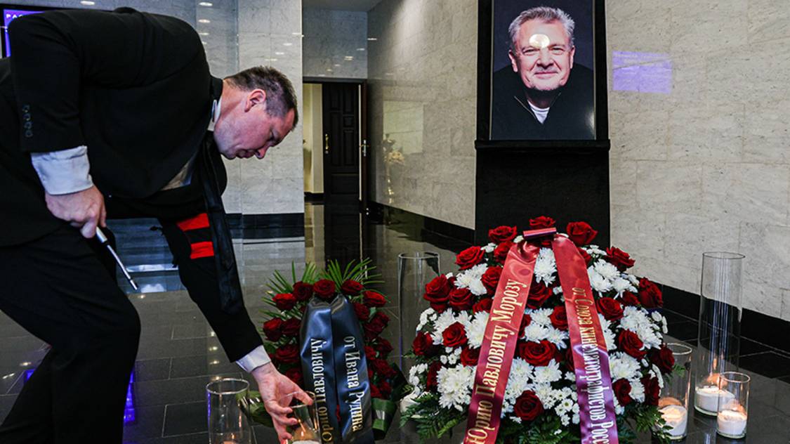 Нинидзе поддерживал Виторган, Иванова не прятала слез: в Москве простились с Юрием Морозом