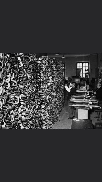Полки с забытыми зонтами, римское бюро находок, Италия, 1964