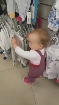 привели внучку Ксению в магазин