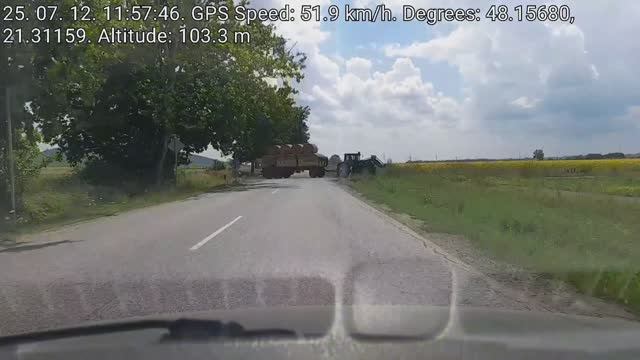 Utcai anomália! Már csak a sárga villogó hiányzik! Mert így ez is szabálysértés!