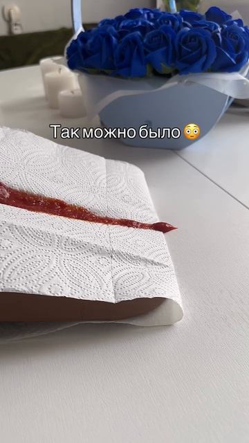 Интересный способ уборки со стола 

Понадобится только салфетка