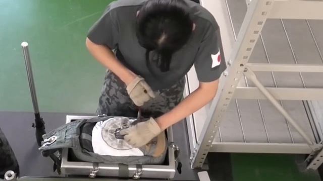 Технический персонал японской авиационной базы складывает тормозные парашюты истребителей F-2 после.