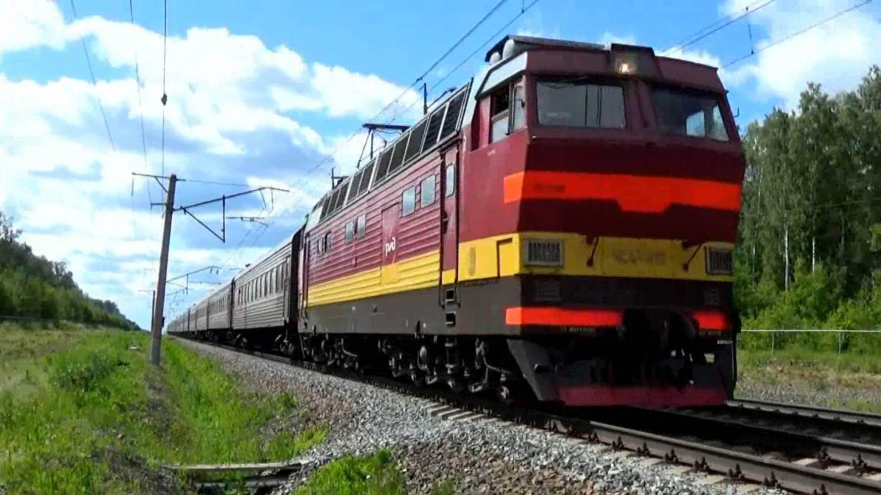 ЧС4т-413 с пассажирским поездом и ЭС1-038 "Ласточка".