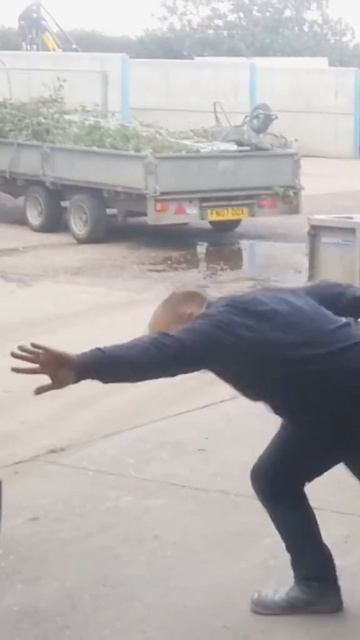 Залил бетоном пол