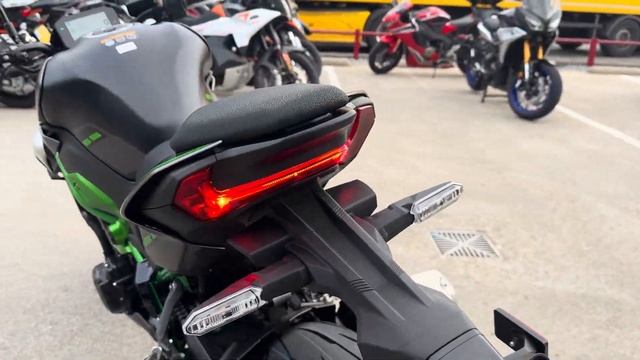Kawasaki Z900 2025 - Круговой обзор