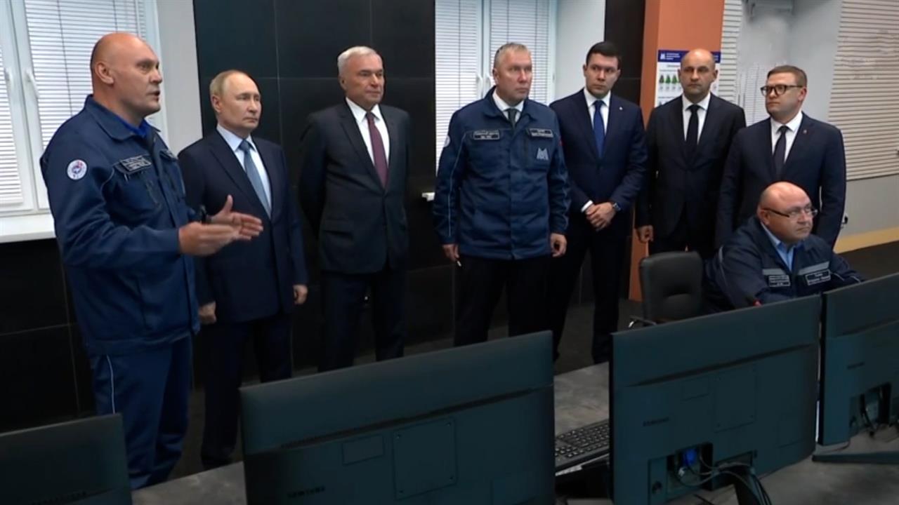 Путин в Магнитогорске осмотрел работу самой мощной в России коксовой батареи