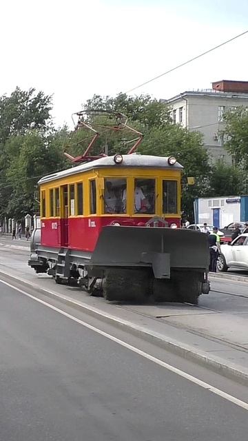 Москва. Трамвайный вагон-снегоочиститель № 0112 модели ГС-4 следует по Волочаевской улице.