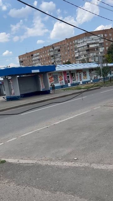 На ул. Терешковой в Донецке висят провода почти до тротуара.
Будьте осторожны.