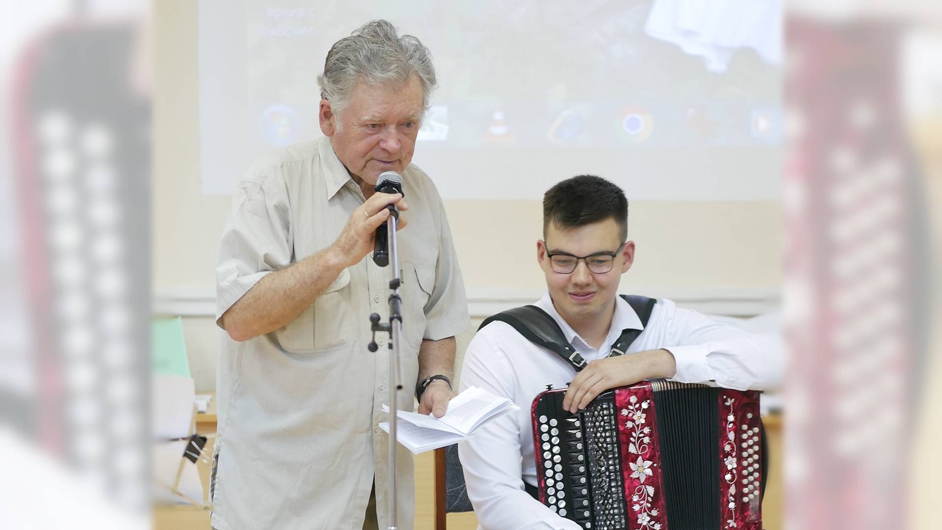 Играет гармонист Владимир Лёвин