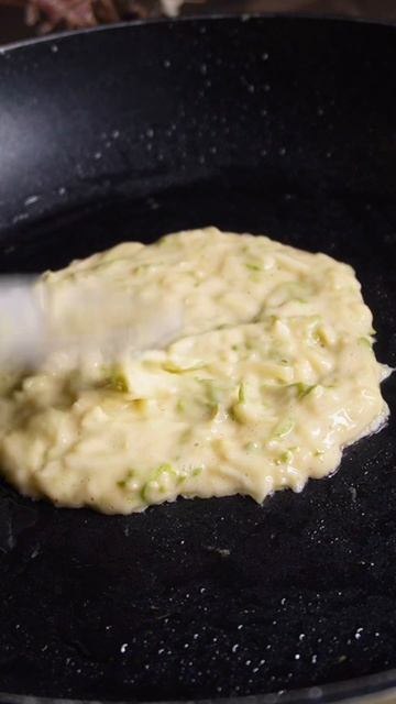 Пробовали чебуреки из кабачка с сыром и ветчиной? Это вкусно, особенно с чесночным соусом.