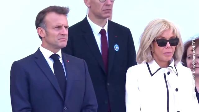 свалиться с лошади, когда мимо медленно проезжает Макрон Бонапарт... 😂