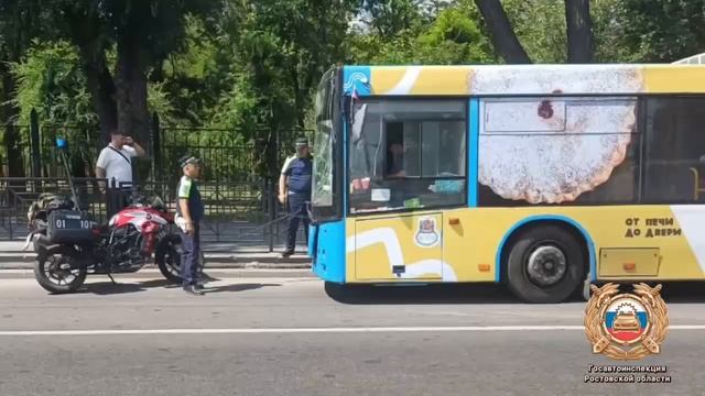 Водитель автобуса протаранил столб на Шолохова.