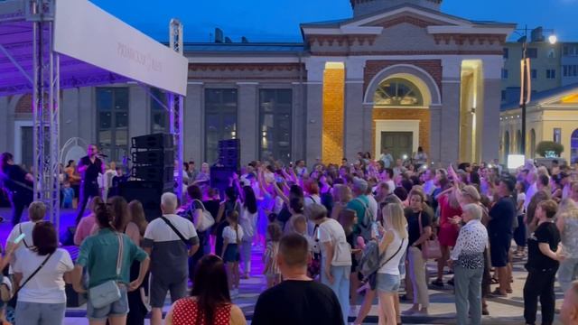 Атмосфера жаркого вечера🔥ВДНХ Рязань 12 июля ‘25 г
На сцене кавер-группа Ганстеры😎😎зажигают💥