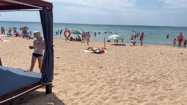 Буша отдыхает в люкс кабане на песочном пляже