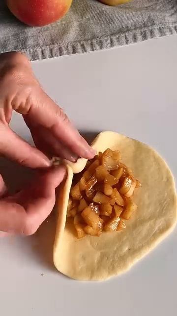 Пирожки с яблоками и корицей