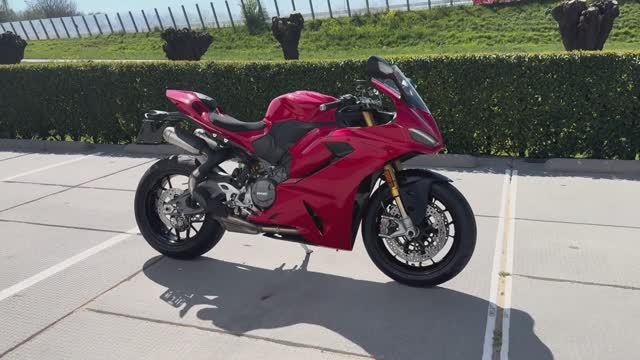 Ducati Panigale V2S 2025 - Круговой обзор