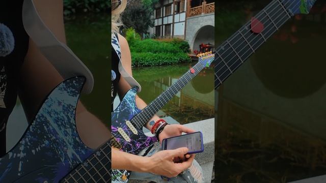 Гитары Enya, запускаем "минус" прямо в встроенный динамик, выбираем пресет и играем.